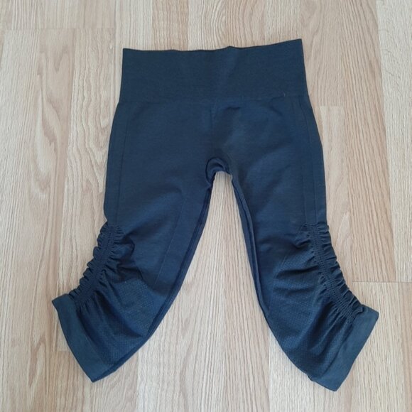 Lululemon Womens Black Crop Leggings  Black sz 6 - Picture 10 of 10